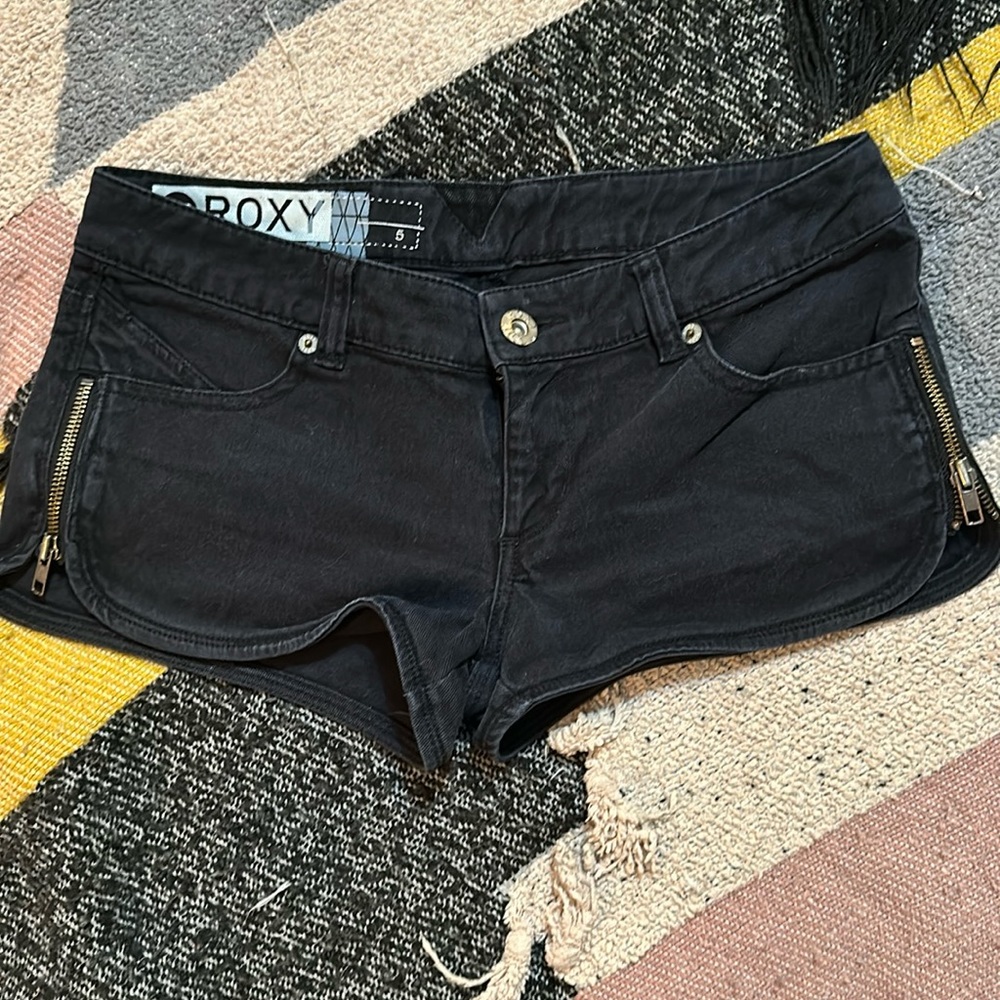 Size 5 Roxy Jean shorts. Black